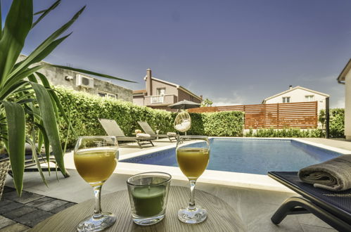 Photo 1 - Maison de 3 chambres à Biograd na Moru avec piscine privée et vues à la mer