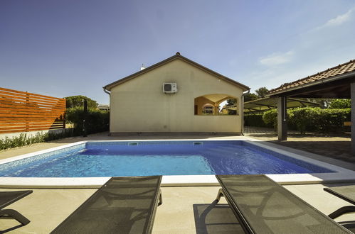 Photo 31 - Maison de 3 chambres à Biograd na Moru avec piscine privée et vues à la mer