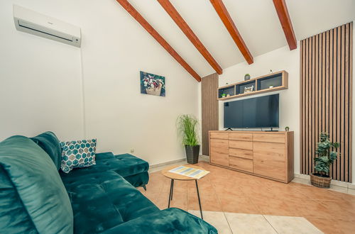 Foto 9 - Casa de 3 quartos em Biograd na Moru com piscina privada e terraço