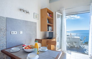 Foto 2 - Apartamento de 2 habitaciones en Rayol-Canadel-sur-Mer con piscina y vistas al mar