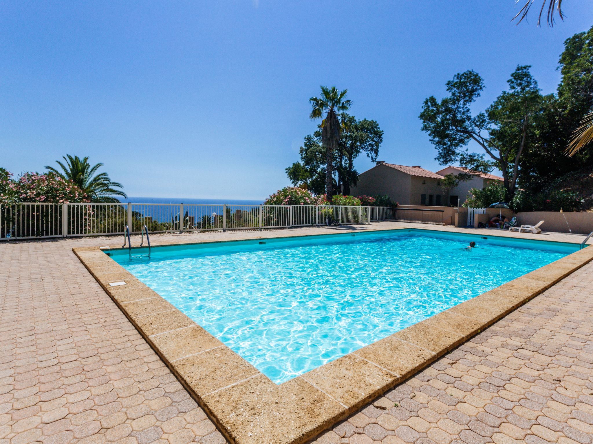 Foto 5 - Apartamento de 2 quartos em Rayol-Canadel-sur-Mer com piscina e vistas do mar