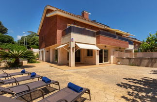 Photo 3 - 4 bedroom House in Lloret de Mar with swimming pool and garden