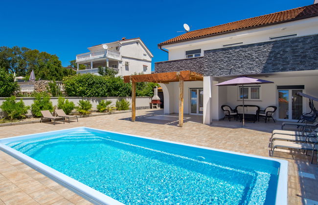 Casa de 5 quartos em Krk com piscina privada e jardim - Foto 1