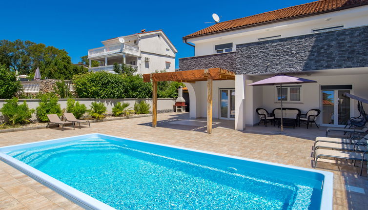 Photo 1 - Maison de 4 chambres à Krk avec piscine privée et vues à la mer