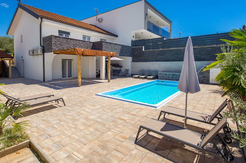 Foto 14 - Casa de 4 quartos em Krk com piscina privada e jardim