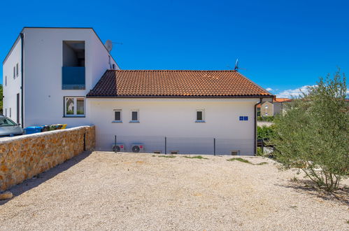 Foto 36 - Casa con 4 camere da letto a Krk con piscina privata e vista mare