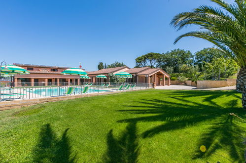 Foto 5 - Haus mit 1 Schlafzimmer in San Vincenzo mit schwimmbad und garten