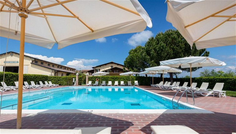 Foto 1 - Apartamento de 2 quartos em Desenzano del Garda com piscina e vista para a montanha