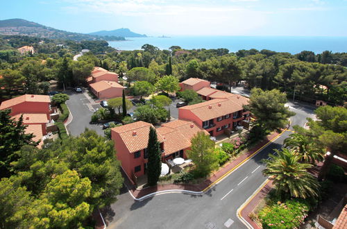 Foto 13 - Apartment mit 1 Schlafzimmer in Saint-Raphaël mit schwimmbad und blick aufs meer