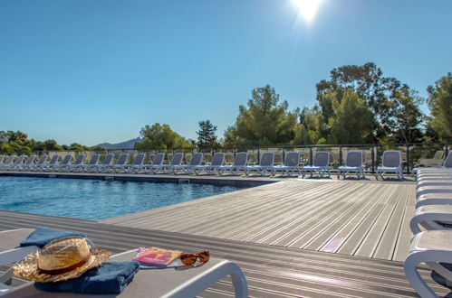 Foto 17 - Appartamento con 1 camera da letto a Saint-Raphaël con piscina e vista mare