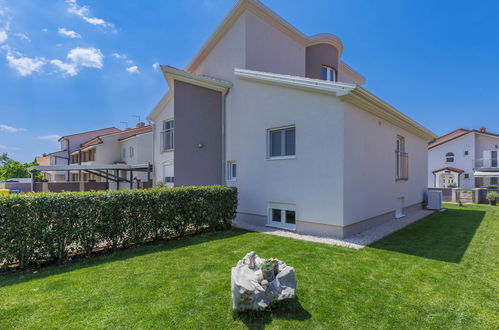 Foto 39 - Casa con 4 camere da letto a Umag con piscina privata e vista mare