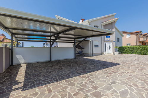 Foto 38 - Casa con 4 camere da letto a Umag con piscina privata e terrazza