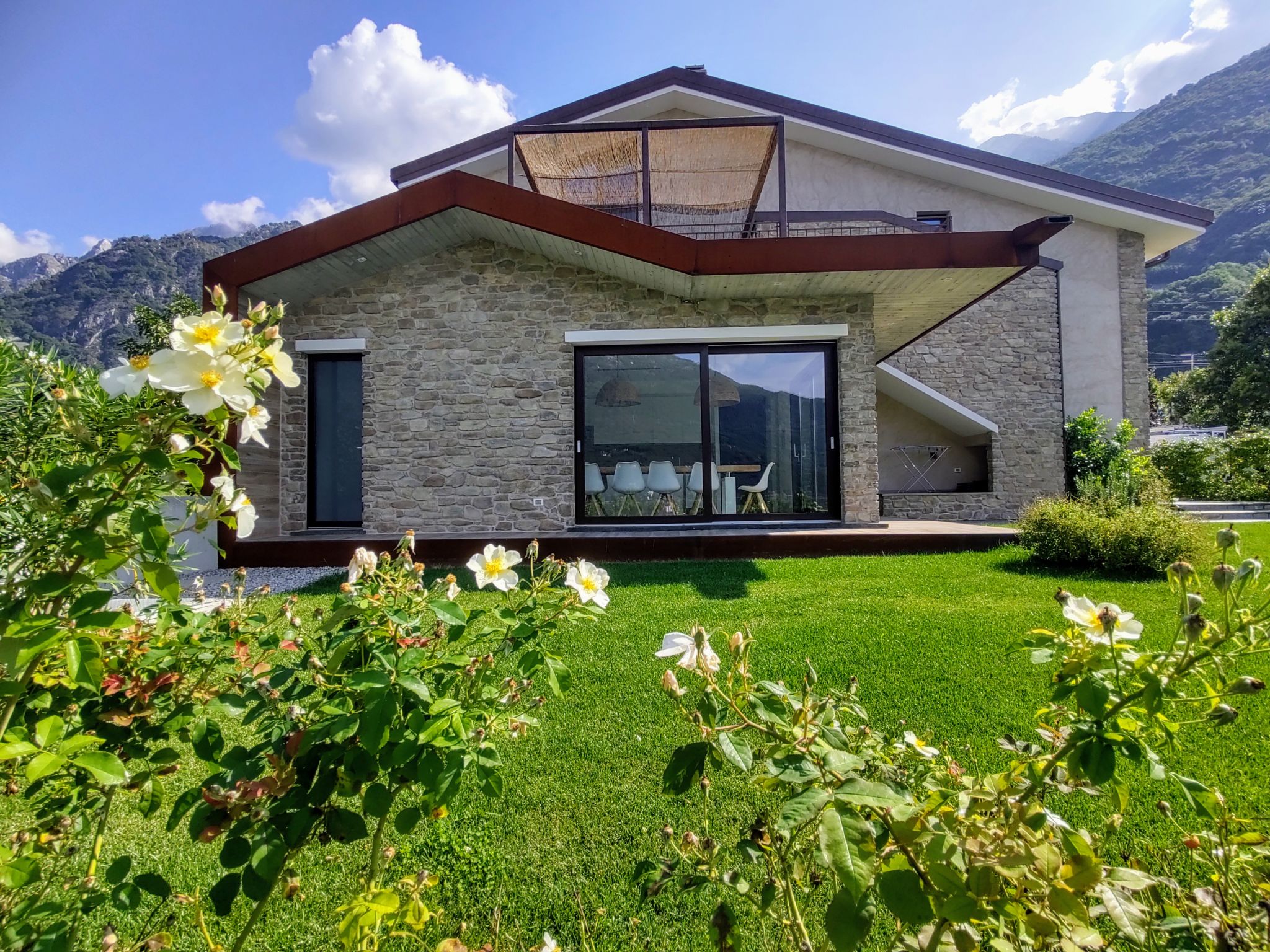 Foto 1 - Casa con 4 camere da letto a Verceia con terrazza e vista sulle montagne