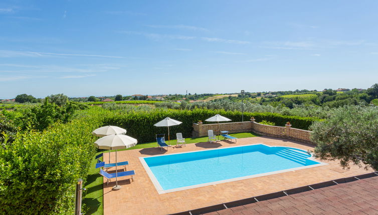 Foto 1 - Casa de 4 quartos em Crecchio com piscina privada e vistas do mar