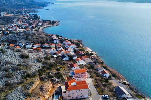 Foto 23 - Appartamento con 2 camere da letto a Karlobag con piscina e vista mare