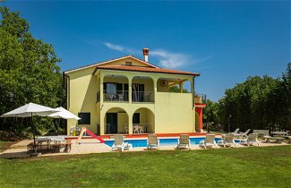 Foto 1 - Casa con 7 camere da letto a Sveta Nedelja con piscina privata e vista mare