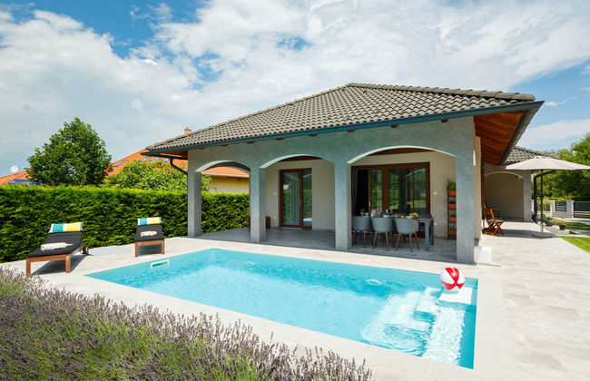 Casa de 3 quartos em Balatonszemes com piscina privada e jardim - Foto 1