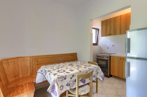 Foto 7 - Apartamento de 1 quarto em Umag com jardim e vistas do mar