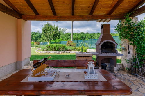 Photo 2 - Maison de 2 chambres à Grožnjan avec piscine privée et jardin