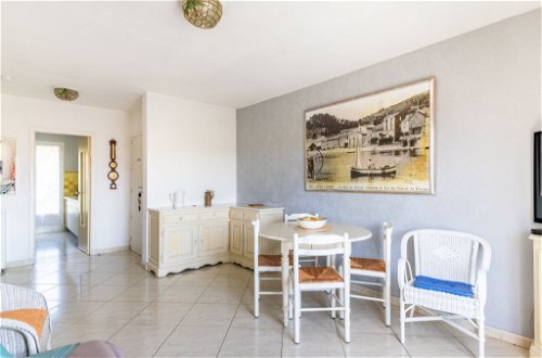 Photo 3 - Appartement de 2 chambres à Le Lavandou avec vues à la mer