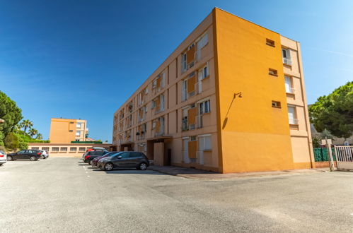 Foto 17 - Apartamento de 2 habitaciones en Le Lavandou con vistas al mar