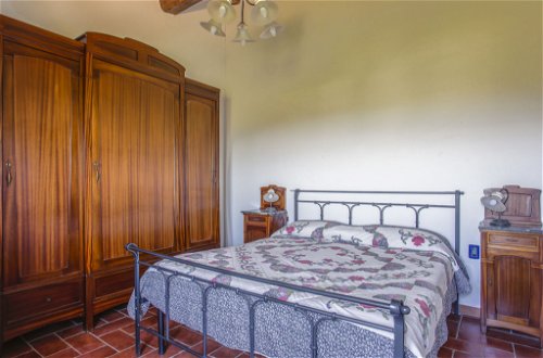 Foto 11 - Haus mit 1 Schlafzimmer in Montevarchi mit schwimmbad und garten