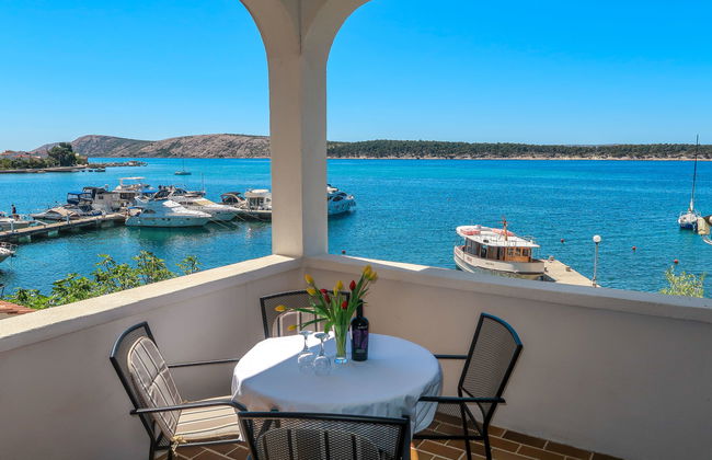 Apartamento de 2 quartos em Rab com jardim e terraço - Foto 1