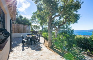 Foto 1 - Casa con 3 camere da letto a Roquebrune-sur-Argens con terrazza e vista mare