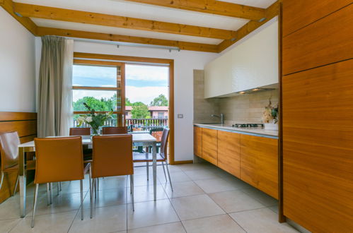 Photo 9 - Appartement de 2 chambres à Lignano Sabbiadoro avec piscine et vues à la mer