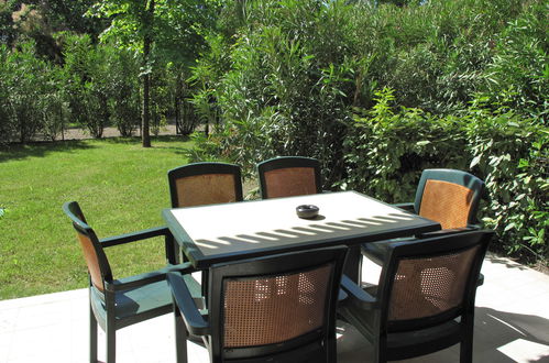 Photo 3 - 2 bedroom Apartment in Lignano Sabbiadoro with swimming pool and garden