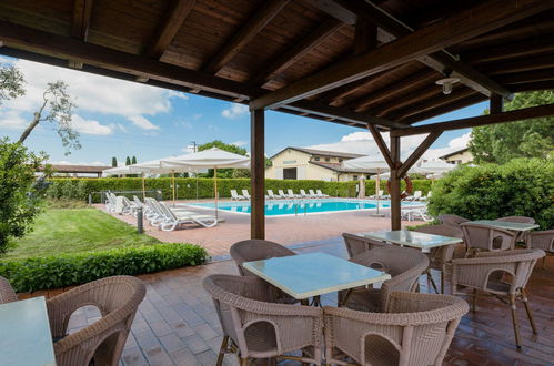 Photo 20 - 2 bedroom Apartment in Desenzano del Garda with swimming pool and garden