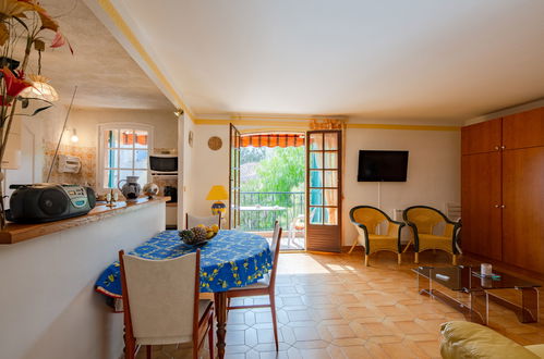 Photo 8 - 1 bedroom Apartment in Saint-Raphaël with swimming pool and garden