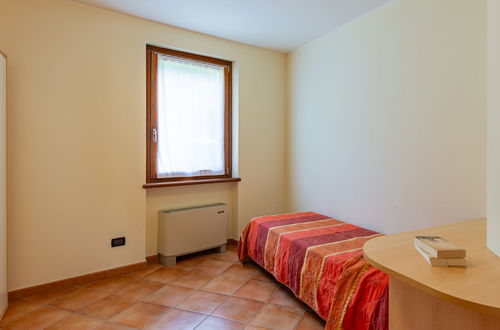 Foto 15 - Appartamento con 2 camere da letto a Garda con piscina e giardino