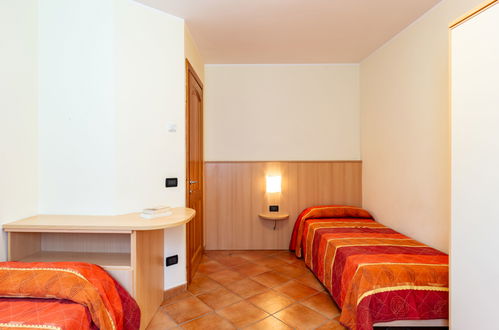 Foto 14 - Appartamento con 2 camere da letto a Garda con piscina e vista sulle montagne