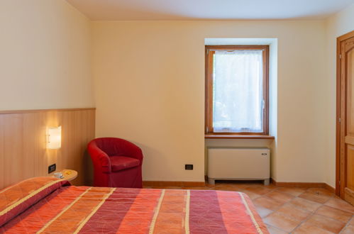 Foto 12 - Appartamento con 2 camere da letto a Garda con piscina e vista sulle montagne