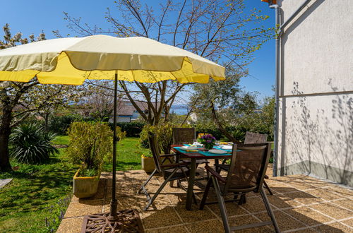 Photo 8 - Appartement de 2 chambres à Omišalj avec jardin et terrasse