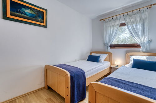 Photo 14 - Appartement de 2 chambres à Omišalj avec jardin et terrasse