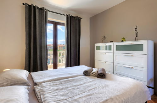 Foto 9 - Appartamento con 3 camere da letto a Umag con terrazza e vista mare