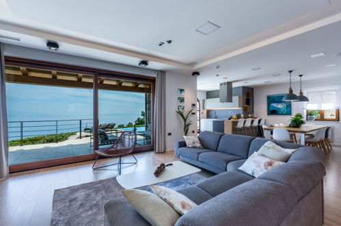 Foto 5 - Casa con 4 camere da letto a Opatija con piscina privata e vista mare