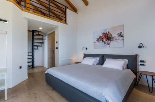 Foto 28 - Casa con 4 camere da letto a Opatija con piscina privata e vista mare
