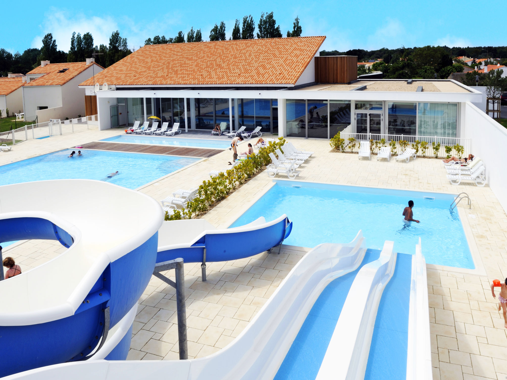 Foto 1 - Casa de 3 quartos em Les Sables-d'Olonne com piscina e vistas do mar