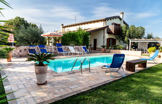 Foto 1 - Casa con 3 camere da letto a Città Sant'Angelo con piscina e giardino