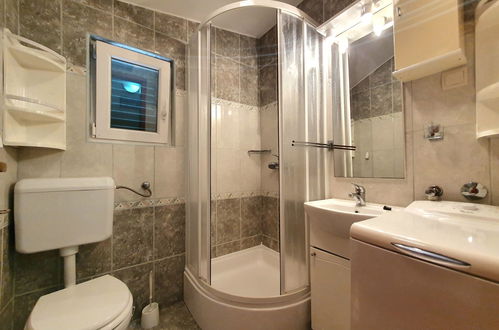 Foto 17 - Apartamento de 3 quartos em Primošten com piscina privada e jardim