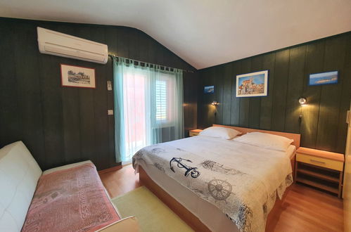 Foto 7 - Appartamento con 3 camere da letto a Primošten con piscina privata e giardino