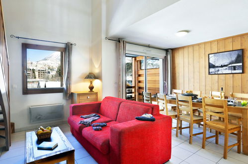 Foto 6 - Apartamento de 4 habitaciones en Briançon con sauna y vistas a la montaña