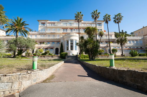 Foto 30 - Appartamento con 3 camere da letto a Hyères con piscina e vista mare