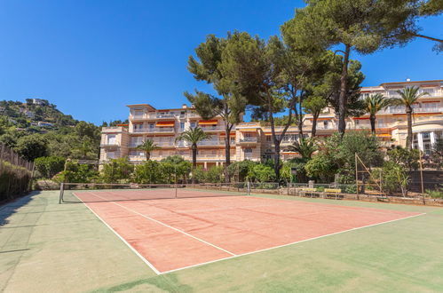 Foto 48 - Appartamento con 3 camere da letto a Hyères con piscina e giardino