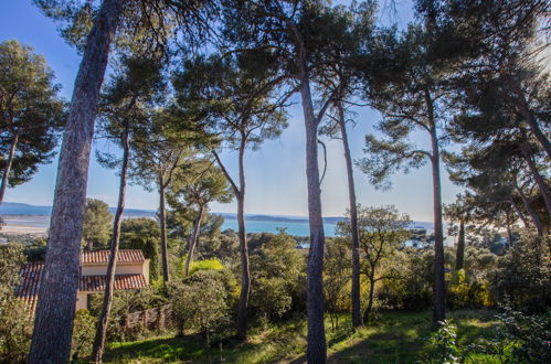 Foto 2 - Appartamento con 3 camere da letto a Hyères con piscina e vista mare