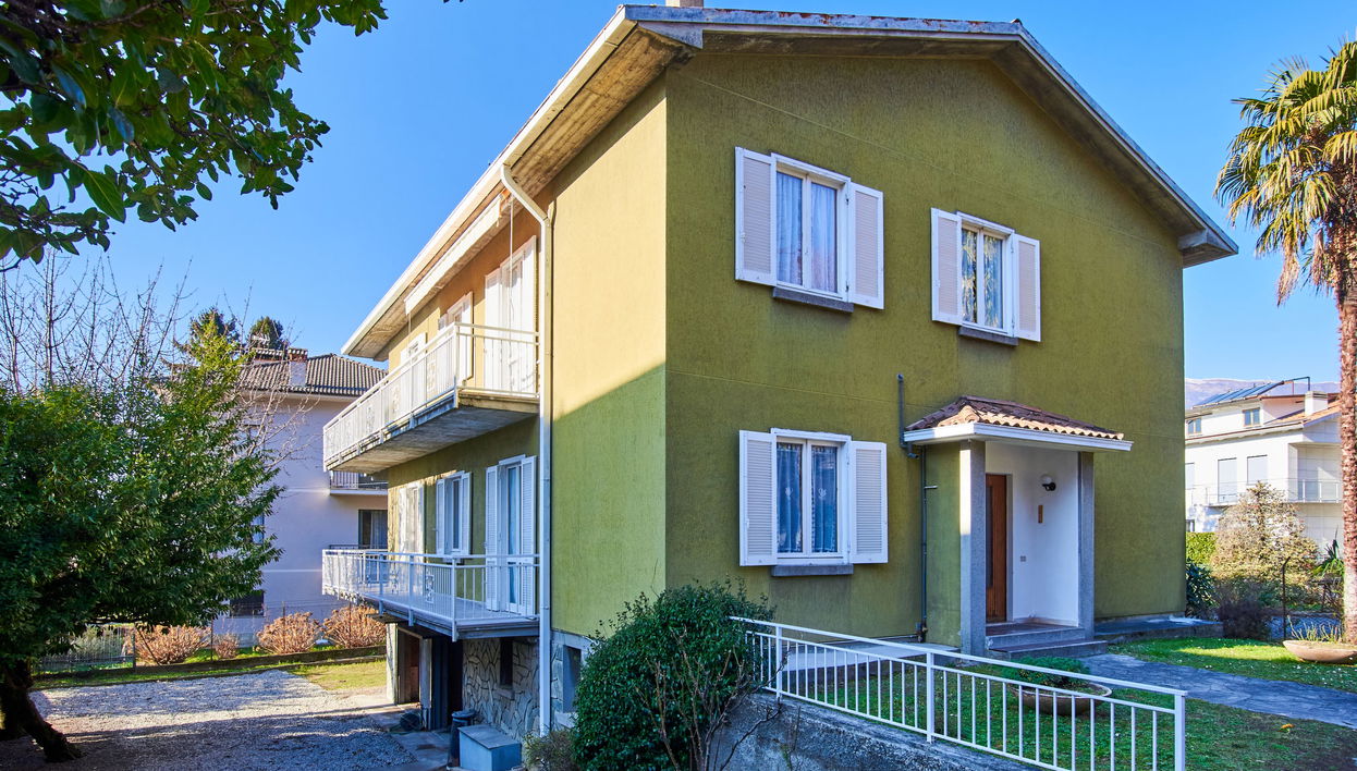 6 bedroom House in Dervio with garden - Photo 1