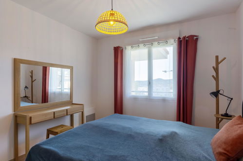 Foto 13 - Appartamento con 2 camere da letto a Bormes-les-Mimosas con piscina e vista mare